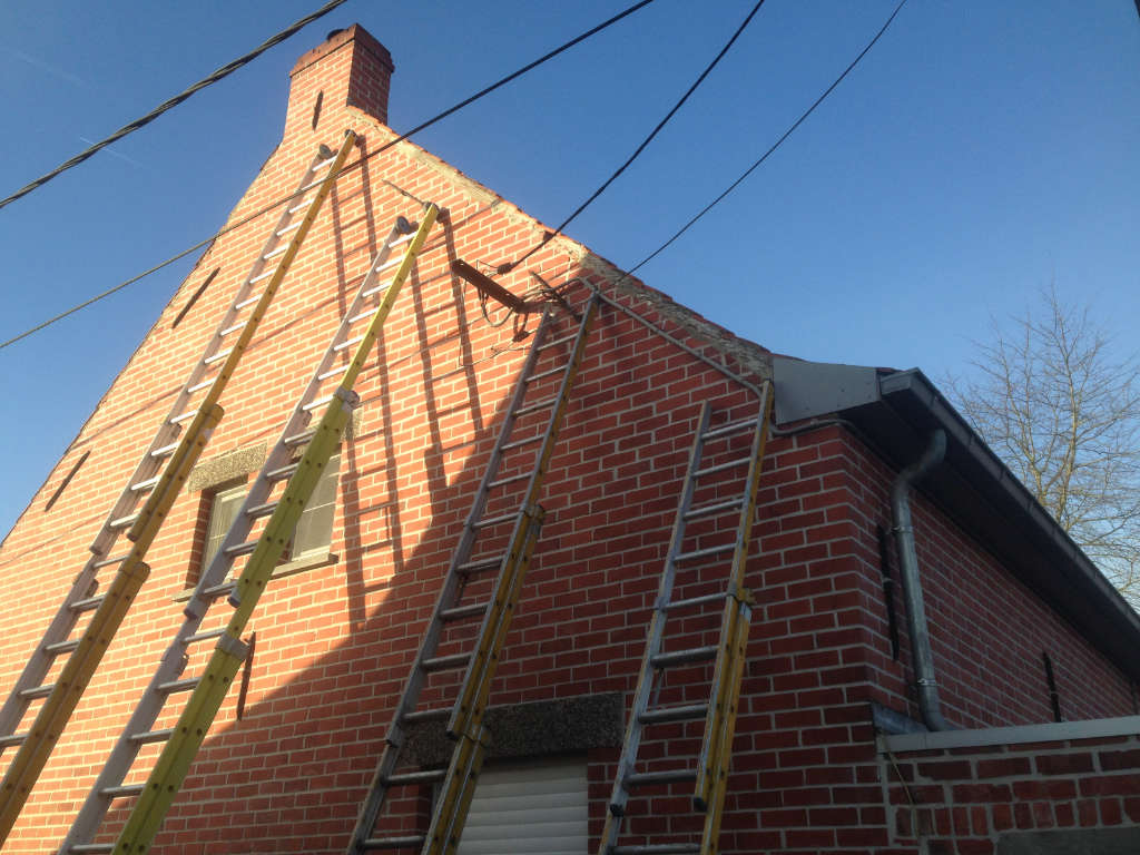Renovatie woning Aalter topgevel met ladders