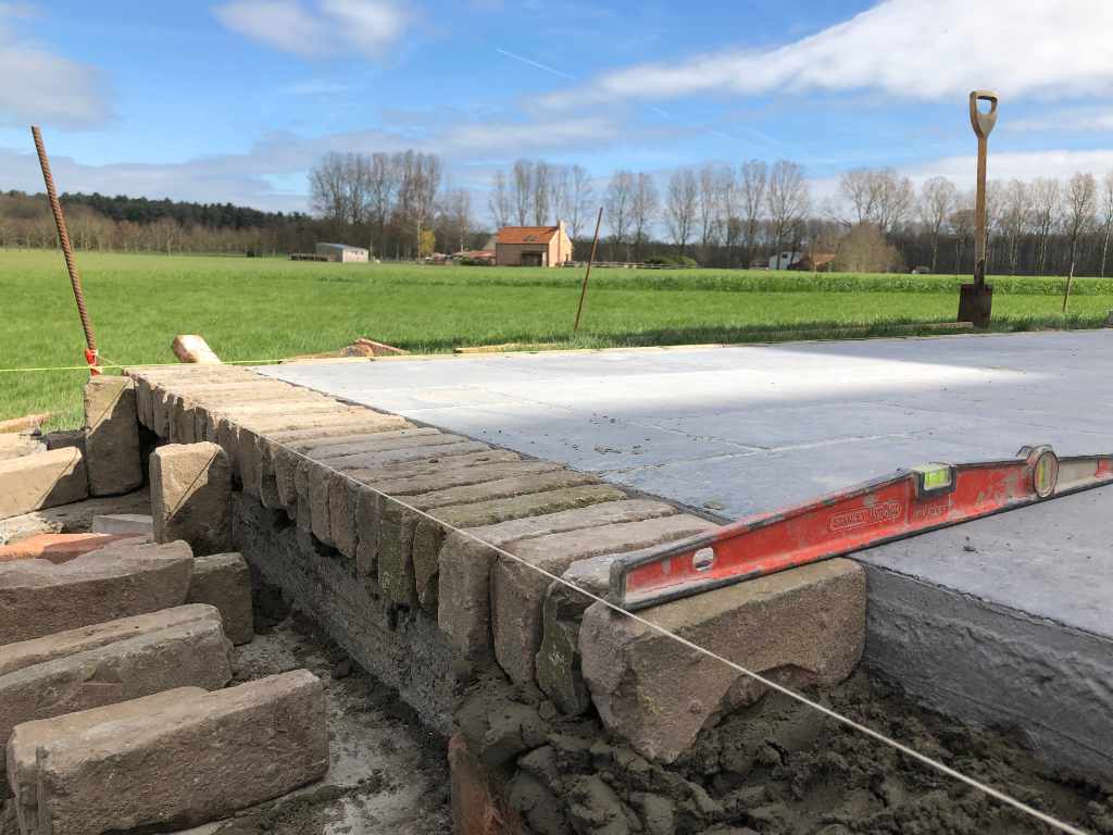 Rustiek Voegwerk renovatie detail terras in blauwsteen landelijke woning Ruiselede