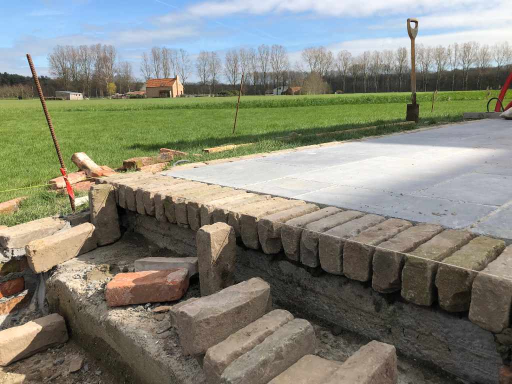 Rustiek Voegwerk renovatie detail terras in blauwsteen landelijke woning Ruiselede