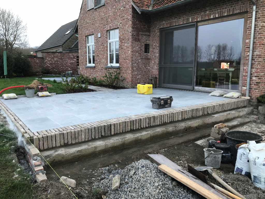 Rustiek Voegwerk renovatie terras in blauwsteen landelijke woning Ruiselede