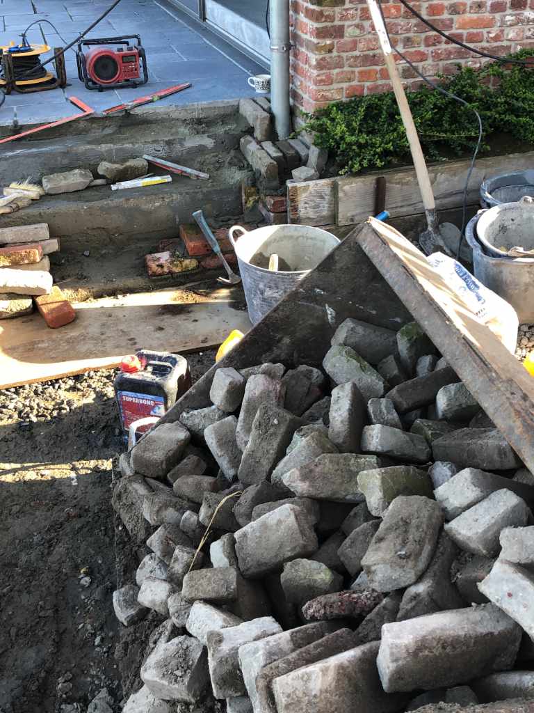 Rustiek Voegwerk renovatie recup kleiklinkers voor nieuwe treden landelijke woning Ruiselede