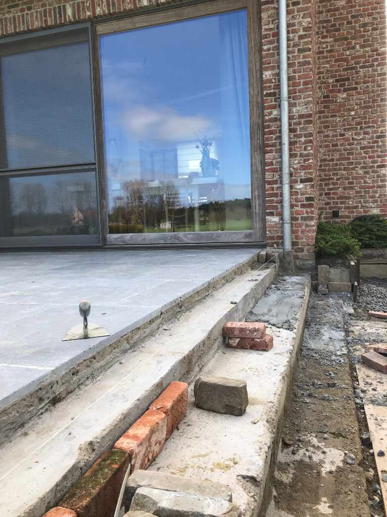 Rustiek Voegwerk renovatie detail terras in blauwsteen met nieuwe treden landelijke woning Ruiselede