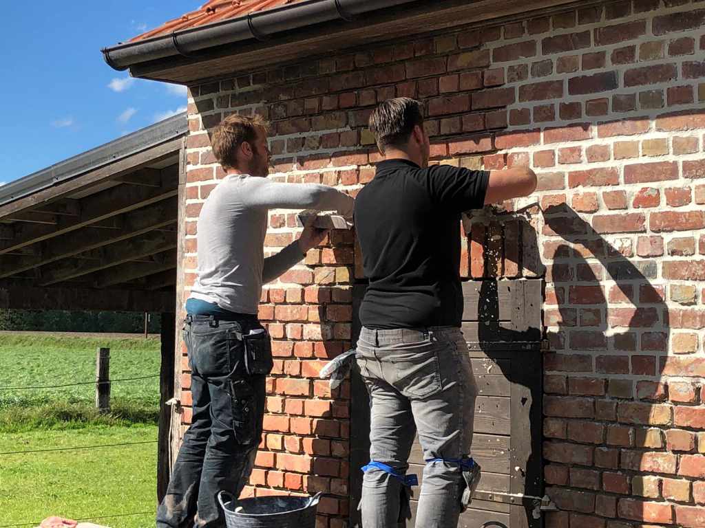 Rustiek Voegwerk in teamverband voor renovatie paardenstal Sint-Maria-Aalter