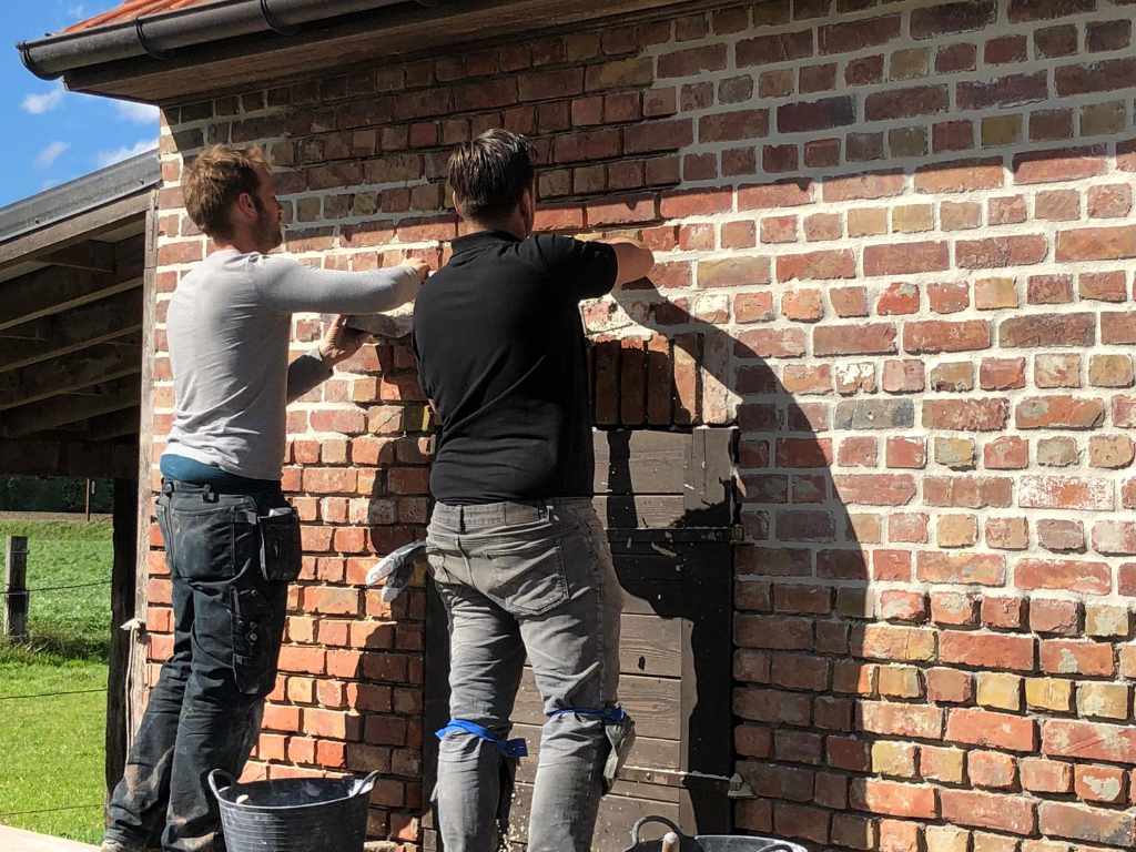 Rustiek Voegwerk in teamverband voor renovatie paardenstal Sint-Maria-Aalter